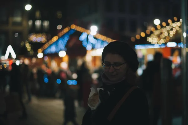 Kvinna Som Äter Franska Julmarknaden Den Traditionella Bageri Tårta Med — Stockfoto