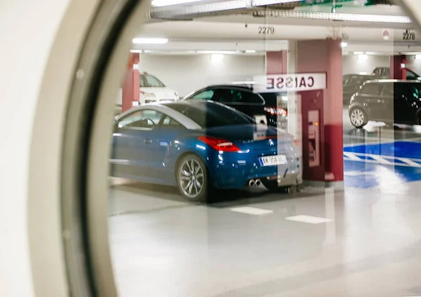 Colmar Francia Nov 2017 Coches Desenfocados Vistos Través Ventana Redonda — Foto de Stock