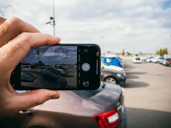 Frankfurt Německo Listopadu 2017 Černobílý Obraz Člověka Fotografování Novým Apple — Stock fotografie