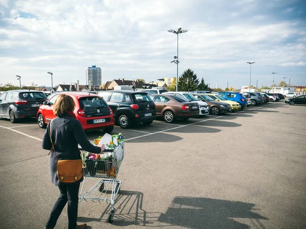 Frankfurt Allemagne Nov 2017 Vue Surélevée Femme Poussant Chariot Supermarché — Photo