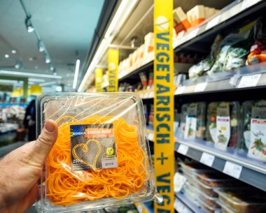  Erkek müşteri bakış vejetaryen ve vegan gıda satın