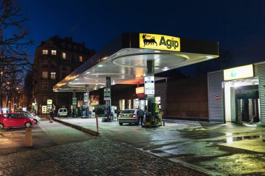 Agip gaz benzin istasyonunda gece 