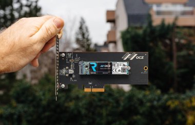 Adam el nVMe PCIe Ssd sabit disk disk itsh adaptörü ile tutarak