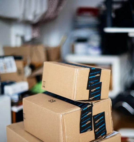 Pila de cajas de cartón Amazon Prime una encima de la otra —  Fotos de Stock