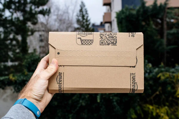 Caja de cartón Amazon en mano masculina — Foto de Stock