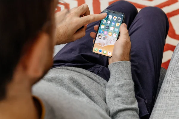 Hombre sosteniendo el nuevo Apple iPhone X 10 Displa —  Fotos de Stock