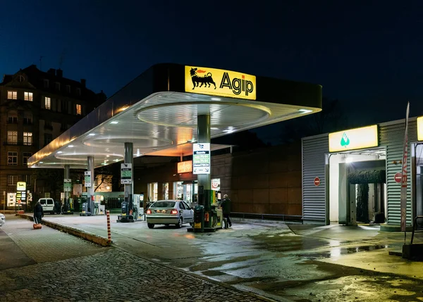 Čerpací stanice AGIP plyn v noci — Stock fotografie