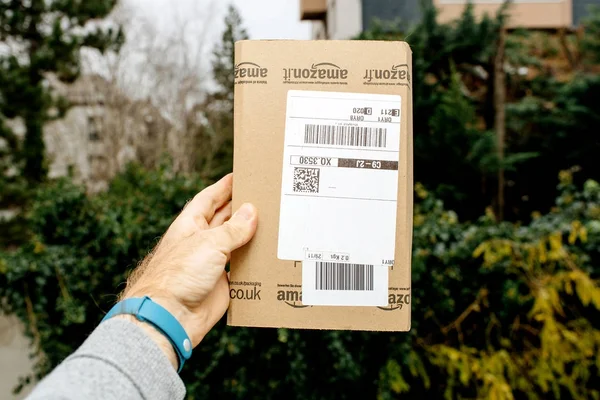 Caixa de papelão Amazon na mão masculina — Fotografia de Stock
