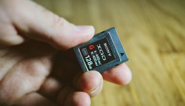 Sony tarafından adam elinde yeni Xqd hafıza kartı 