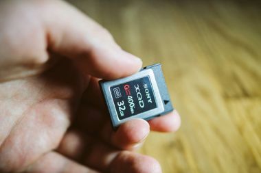 Sony tarafından adam elinde yeni Xqd hafıza kartı 