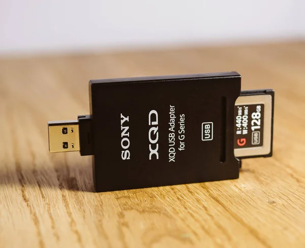 Novo cartão de memória XQD da Sony e leitor na mesa — Fotografia de Stock