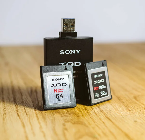 Novo cartão de memória XQD da Sony e leitor na mesa — Fotografia de Stock