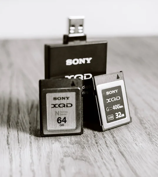 Novo cartão de memória XQD da Sony e leitor na mesa — Fotografia de Stock