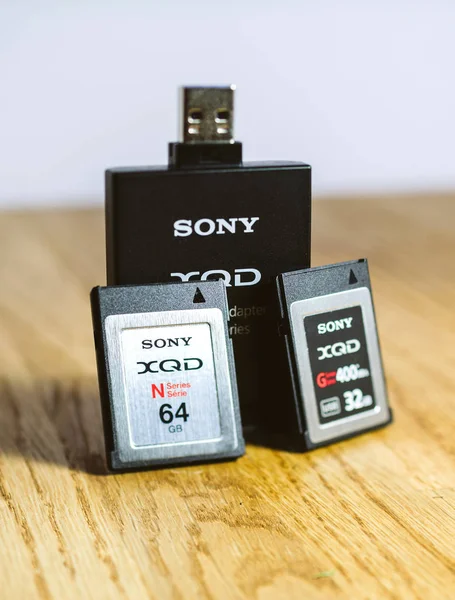 Nueva tarjeta de memoria XQD de Sony y lector en la mesa — Foto de Stock