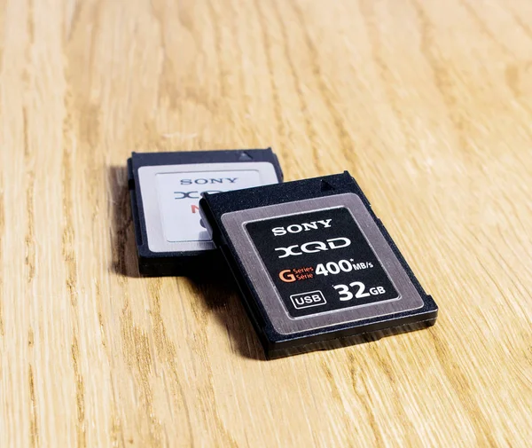 Novo cartão de memória XQD pela Sony na mesa — Fotografia de Stock