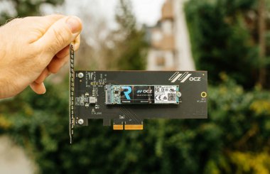 Adam el nVMe PCIe Ssd sabit disk disk itsh adaptörü ile tutarak