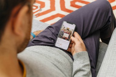 Zuck Mark Zuckerberg mezuniyet tutan adam 