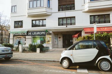 Strasbourg, Fransa - 9 Aralık 2016: Pharmacie de l'Europe ilaç deposu ile akıllı araç önünde park etmiş Fransız City 