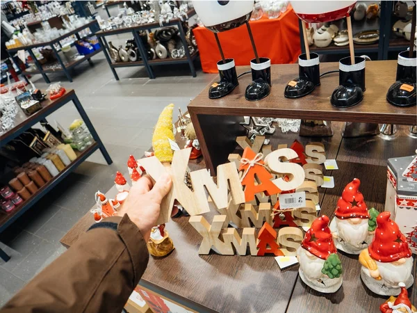 Uomo che compra nel supermercato tedesco tradizionale Natale — Foto Stock