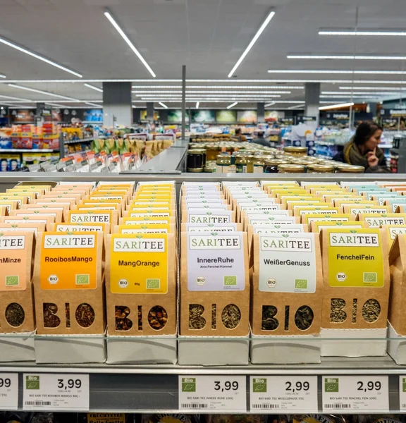 Γερμανικά σούπερ μάρκετ παραδοσιακά βιο βιολογικό τσάι με μεγάλες βιο — Φωτογραφία Αρχείου