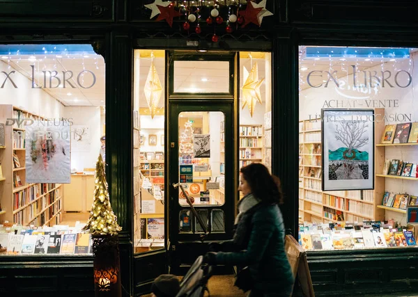 Ex Libro bibliotek bokhandel på natten i Strasbourg — Stockfoto