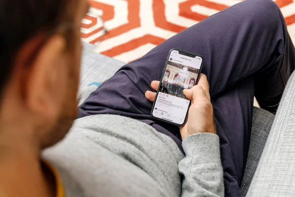 Man holding Real Donald Trump instagram feed photos — Stock Photo, Image