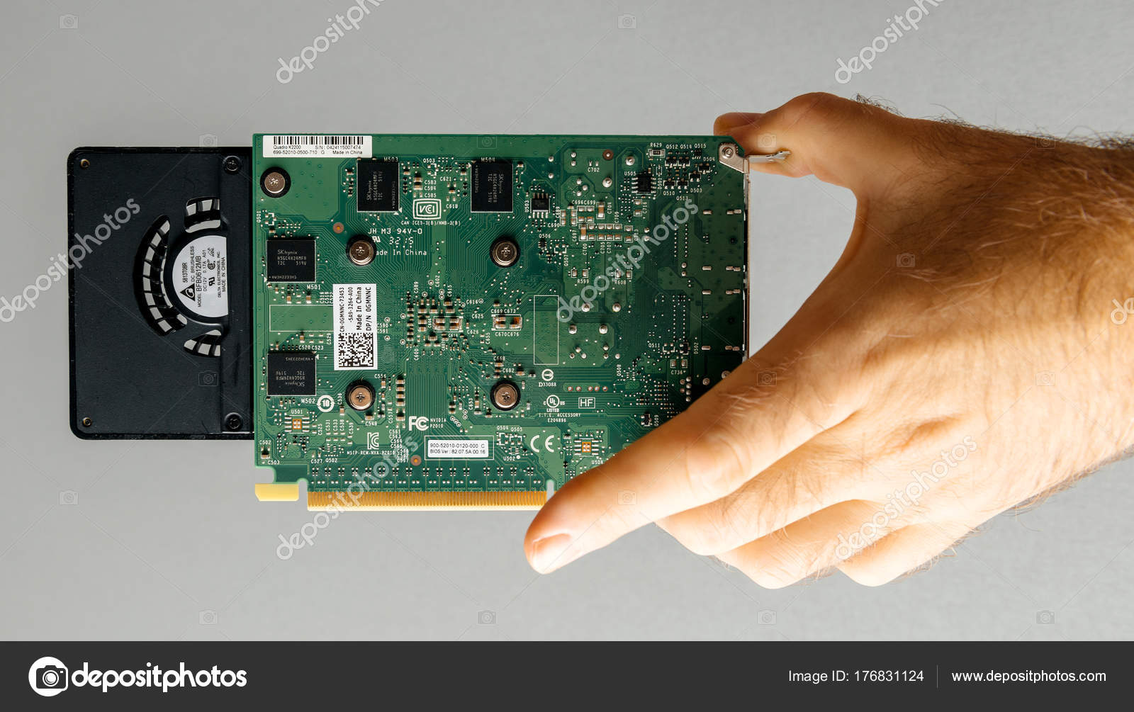 Mann Mit Nvidia Gpu Grafikkarte Redaktionelles Stockfoto - 