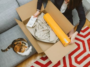 Y içeren iş kadın/açma unboxing karton kutu kutu