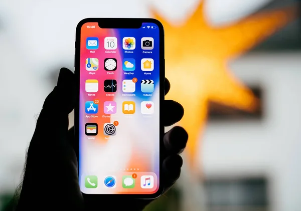 Novo iPhone Apple contra estrela desfocada azul com aplicativos caseiros — Fotografia de Stock