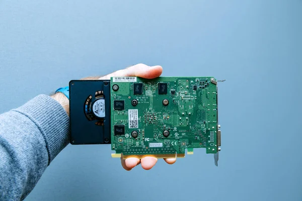 Nvidia Gpu ekran kartı tutan adam
