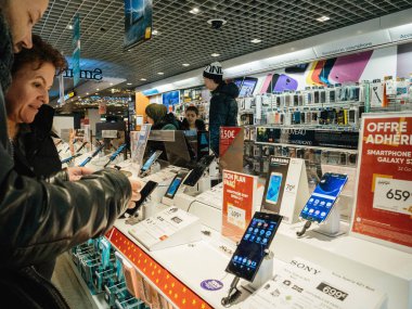 Siyah Cuma satışı Fnac mağaza insanlar vasıl elektronik satın smartp