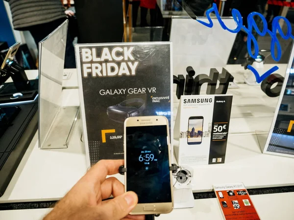 Venerdì nero vendita di elettronica presso FNAC Store galaxy, smartphon — Foto Stock