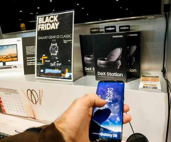Czarny piątek sprzedaż elektroniki w Sklep Fnac galaxy, smartphon — Zdjęcie stockowe