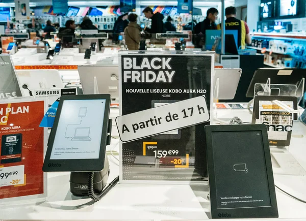 검은 금요일 판매 Fnac가 공 방, 사람, e-r에서 전자의 — 스톡 사진