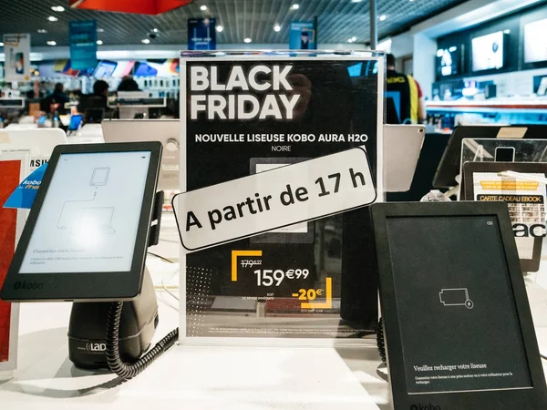 Viernes Negro venta de electrónica en FNAC Store kobo, personas, e-r — Foto de Stock