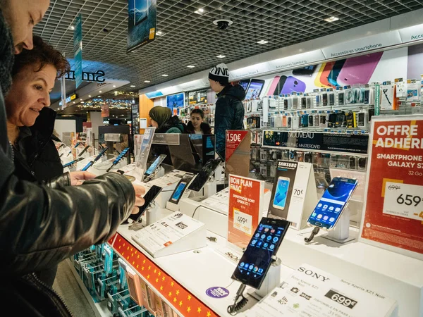 Black Friday sale of electronics at FNAC Store people buy smartp — Stok Foto