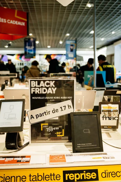 Svart fredag försäljning av elektronik på Fnac butiken Kobo läsplatta — Stockfoto