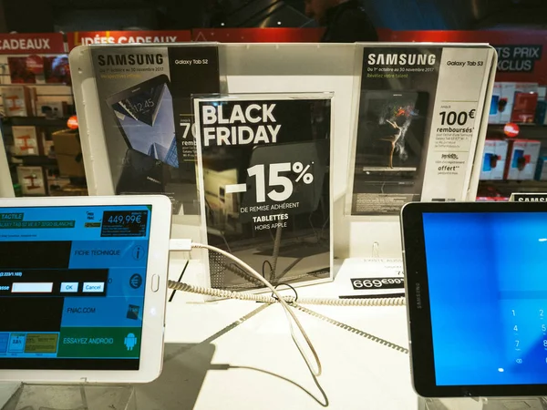 Svart fredag försäljning av elektronik på Fnac butiken samsung Galaxy ta — Stockfoto