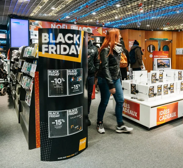 Black Friday venta de electrónica en FNAC Store Apple MAcBook Pro — Foto de Stock