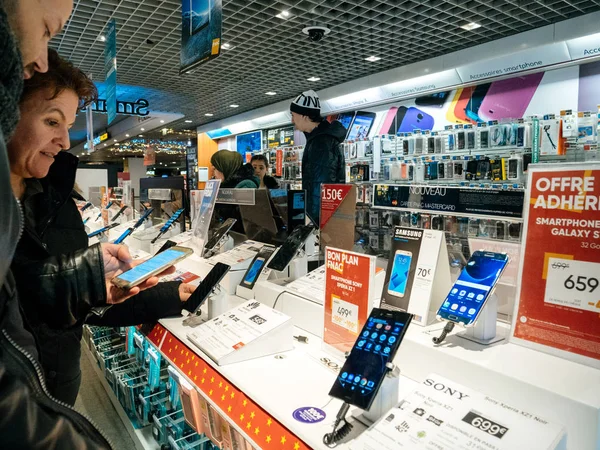 Svart fredag försäljning av elektronik på Fnac butiken — Stockfoto