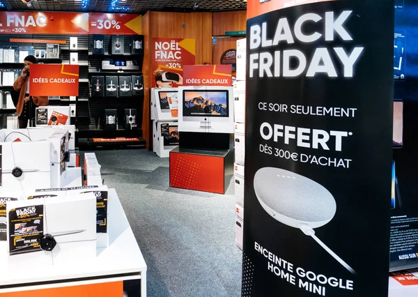 Svart fredag försäljning av elektronik på Fnac butiken — Stockfoto