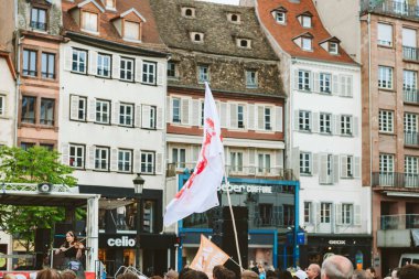 İsa'nın bayrak Mart İsa için arka planda bir ev