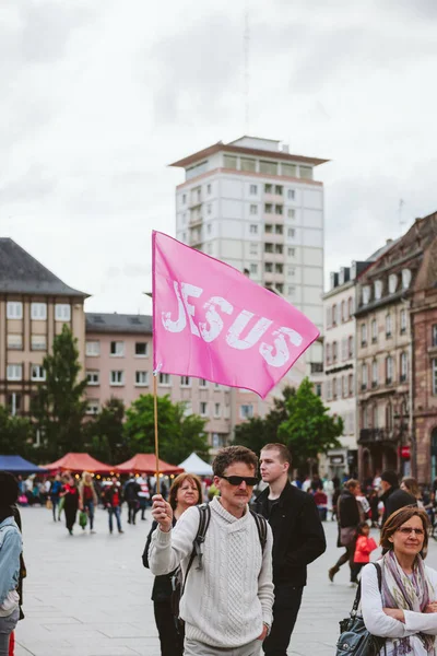 Człowiek z różową flagą Jezusa na marsz dla Jezusa rocznego interdeno — Zdjęcie stockowe