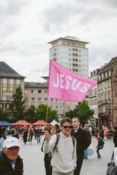 3 イエス年次 interdeno でピンクのイエスの旗を持つ男 — ストック写真
