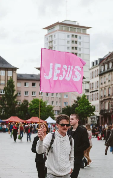 Férfi rózsaszín Jézus zászló március Jézus az éves interdeno — Stock Fotó