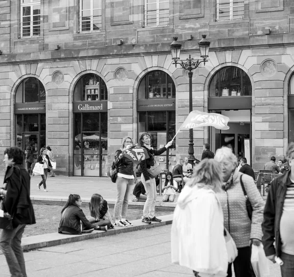 Frauen, die Jesus schwenken, ist Friedensfahne beim Marsch für Jesus - jährliche int — Stockfoto