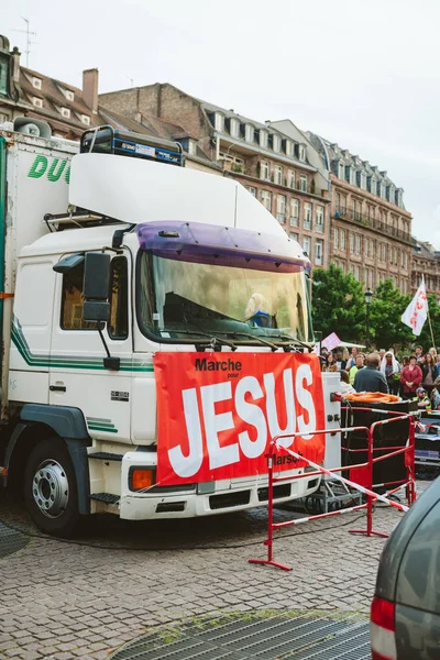 Camiones con la bandera de Jesús en la Marcha por Jesús el inter anual — Foto de Stock