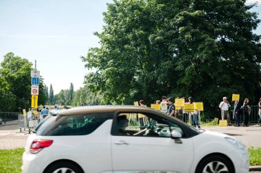 İnsanlar, Avrupa Mahkemesi, insan hakları AİHM sırasında protesto 