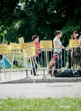 İnsanlar, Avrupa Mahkemesi, insan hakları AİHM sırasında protesto 