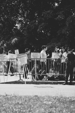 İnsanlar, Avrupa Mahkemesi, insan hakları AİHM sırasında protesto 